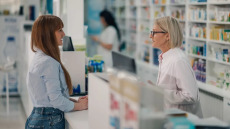 Ψίχουλα για πρόληψη, πολλά για φάρμακα: Η στρεβλή πραγματικότητα στις δαπάνες υγείας που αποκαλύπτει έκθεση για την Ελλάδα
