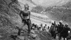 To remake του «Cliffhanger» με τον Πιρς Μπρόσναν και τη Λίλι Τζέιμς θα κάνει πρεμιέρα το 2026