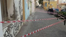 Συναγερμός στο Ηράκλειο: Κατέρρευσαν μπαλκόνι και τμήμα ενός οικήματος