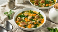 Η ιταλική σούπα του γάμου που μοιάζει με τα δικά μας γιουβαρλάκια