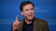 «Δεν φοβάμαι, ας πάμε σε δίκη» απαντά ο πρώην διευθυντής του FBI στη δίωξή του, ενώ ο Τραμπ πανηγυρίζει στα social media