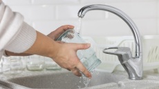 Πώς θα ξεκολλήσουν πανεύκολα οι ετικέτες από τα γυάλινα βαζάκια