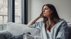 Μοναξιά: Ο αδυσώπητος παράγοντας που επιδεινώνει τον σωματικό πόνο
