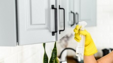 Μούχλα στα ντουλάπια κουζίνας; Έτσι θα την εξαφανίσετε οριστικά