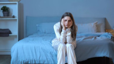 Ξαπλώσατε, αλλά ο ύπνος μοιάζει άπιαστο όνειρο; Ποια επικίνδυνη νόσο μπορεί να «πυροδοτήσει» η αϋπνία
