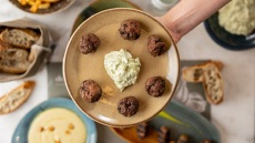 Ο Dopios στη Γλυφάδα: Το δημοφιλές μεζεδοπωλείο μαγειρεύει και στα Νότια