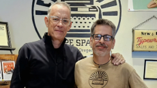 Ο Τομ Χανκς τήρησε την υπόσχεσή του και έστειλε μια γραφομηχανή αντίκα σε ιδιοκτήτη καταστήματος
