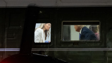 Έντονη στιγμή Τραμπ με Μελάνια, νεύματα, κούνημα κεφαλιού - Δείτε βίντεο