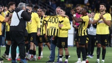 Μάνταλος: Αποθέωση για τον αρχηγό στη Νέα Φιλαδέλφεια, του έδωσε φανέλα με το Νο. 400 ο Ηλιόπουλος - Βίντεο