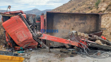 Φωτογραφίες: Ντελαπάρισε φορτηγό στη Νάξο, τραυματίστηκε ο οδηγός