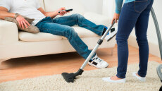 Απλήρωτη εργασία: Πόσο δουλεύουν... εκτός δουλειάς οι άνδρες και οι γυναίκες - Οι ανισότητες και τι συμβαίνει στην Ελλάδα