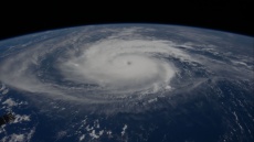 Ο κυκλώνας Ουμπέρτο ενισχύθηκε στην Κατηγορία 5 στον Ατλαντικό - Ένα ακόμη σύστημα καταιγίδων σαρώνει την Καραϊβική
