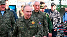 Ανάλυση Bloomberg: Πώς η ρωσική οικονομία «τρέφει και τρέφεται» από τον πόλεμο - Δαπάνες-ρεκόρ και εξαγωγές όπλων μέχρι την Αφρική