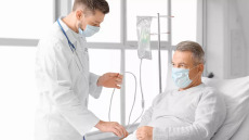 Καρκίνος Παχέος Εντέρου: Ποια είναι η ηλικία-ορόσημο που καθορίζει την επιλογή χημειοθεραπείας
