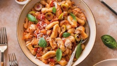 Γκόγκες με σάλτσα από μπαρδουνιώτικο κοτόπουλο