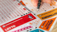Γερμανός ξέχασε τυχερό δελτίο στην τσέπη του μπουφάν και έγινε εκατομμυριούχος έξι μήνες μετά