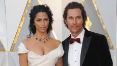 Ο Μάθιου ΜακΚόναχι αποκάλυψε ότι αποφάσισε να παντρευτεί με την Καμίλα Άλβες μετά από μια ερώτηση του γιου τους 