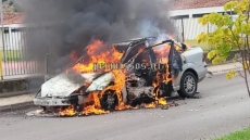 Όχημα τυλίχθηκε στις φλόγες στον Αλίαρτο - Δείτε βίντεο