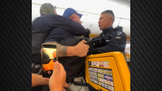 Βίντεο: Χάος σε πτήση από Βρετανία για Ισπανία - Επιβάτες πιάστηκαν στα χέρια