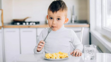 Πόσες επιπλέον πρωτεΐνες χρειάζεται το παιδί; Ελληνίδα καθηγήτρια διευκρινίζει
