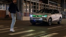 Το Opel Grandland μιλά με τους πεζούς