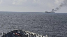 Δύο τραυματίες από την επίθεση των Χούθι σε φορτηγό πλοίο στον κόλπο του Άντεν - Δείτε βίντεο