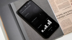 Τα «χαζά» τηλέφωνα κάνουν comeback ως απάντηση στον εθισμό των smartphones - Προσφέρουν ελάχιστα αλλά γίνονται πιο ακριβά από ποτέ