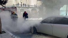 Αυτοκίνητο τυλίχθηκε στις φλόγες στο κέντρο της Τρίπολης - Δείτε φωτογραφίες