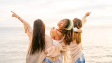 5 φράσεις που «σπάνε τον πάγο» και βοηθούν να κάνετε φίλους
