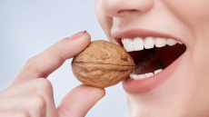 Τι να τρώτε για να μη χάσετε ούτε ένα δόντι – Και να αποφύγετε την ουλίτιδα