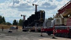 Ανετράπη γερανός που μετέφερε ανεμογεννήτριες στο λιμάνι της Στυλίδας, δείτε φωτογραφίες και βίντεο