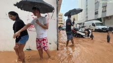 Σε «κόκκινο συναγερμό» η Ίμπιζα λόγω καταρρακτώδους βροχής – Έκλεισαν σχολεία και παραλίες, δείτε βίντεο