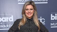 Η Κέλι Κλάρκσον επέστρεψε στην εκπομπή της έναν μήνα μετά τον θάνατο του πρώην συζύγου της