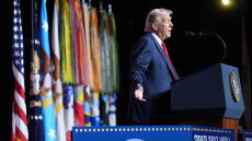 Ο Τραμπ δεσμεύτηκε σε δαπάνες άνω του 1 τρισ. δολαρίων για τον αμερικανικό στρατό 