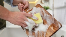 Ξύλο κοπής: Οι 7 έξυπνοι τρόποι των σεφ για να καθαριστεί σωστά