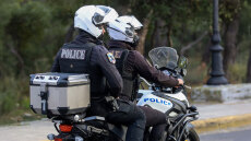 Άνοιξη: Ο ιδιοκτήτης του σπιτιού εισέβαλε στο σπίτι και ξυλοκόπησε την οικογένεια - Συνελήφθη ο γιος του
