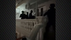 Η στιγμή που αστυνομικοί εισβάλουν σε σπίτι σπείρας που εξαπατούσε ηλικιωμένους - Η λεία της ξεπερνά τα 2 εκατ. ευρώ