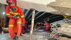 Ινδονησία: Αγώνας δρόμου για τον εντοπισμό επιζώντων μετά την κατάρρευση σχολείου