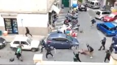 Ξύλο και καρεκλιές ανάμεσα στους οπαδούς της Νάπολι και της Σπόρτινγκ στην πόλη της Ιταλίας πριν τον αγώνα του Champions League - Βίντεο 