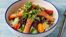 Σολομός: 3 εύκολες και νόστιμες συνταγές με το πιο ωφέλιμο ψάρι
