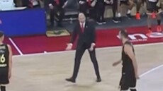 Μονακό-Ζάλγκιρις: Ο Σπανούλης έξαλλος «μπούκαρε» στο παρκέ για να τα... ψάλλει στους παίκτες του - Βίντεο 