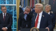 «Φέρτε μου ένα Paxlovid!» - Ο Τραμπ ζήτησε από τον Μπουρλά φάρμακο κατά του Covid όταν ο Ρόμπερτ Κένεντι φτερνίστηκε δίπλα του
