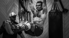 Ο Χένρι Καβίλ κάνει γυμναστική με νάρθηκα μετά τον τραυματισμό του