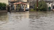 Πλημμύρισαν δρόμοι και μπήκαν νερά σε σπίτια στο Αιτωλικό από τη δυνατή νεροποντή - Δείτε βίντεο