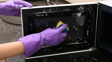 Το λάθος που κάνουμε όταν καθαρίζουμε τον φούρνο μικροκυμάτων