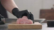 Με γάντια ή χωρίς; Πώς πρέπει να μαγειρεύουμε πιο «καθαρά» τελικά;