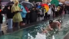 Οπαδός της Γκόου Αχέντ Ιγκλς έκανε τσουλήθρα στο βροχερό Mοναστηράκι - Δείτε βίντεο 