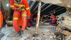 Εγκλωβισμένοι στα ερείπια του οικοτροφείου που κατέρρευσε στην Ινδονησία παραμένουν 59 άνθρωποι -  Βίντεο