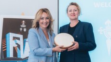 Η πρόεδρος της Θέλτα έκανε δώρο στον ΠΑΟΚ ένα παραδοσιακό ντέφι της Γαλικίας 