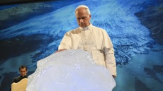 Ο Πάπας Λέων ευλόγησε ένα... μεγάλο παγάκι για να απαντήσει στον Τραμπ που είπε ότι η κλιματική αλλαγή είναι απάτη